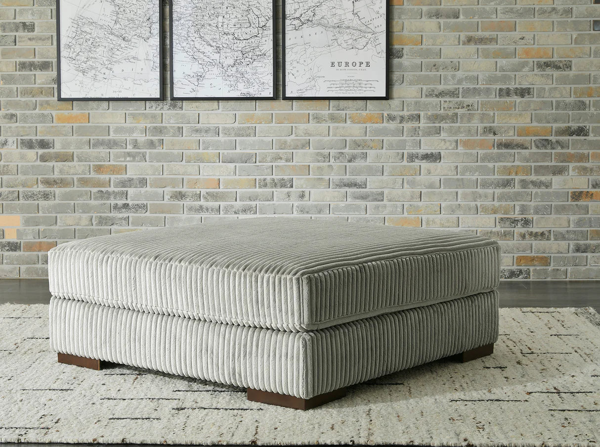 Lindyn 2-Pieces Sectional with Chaise