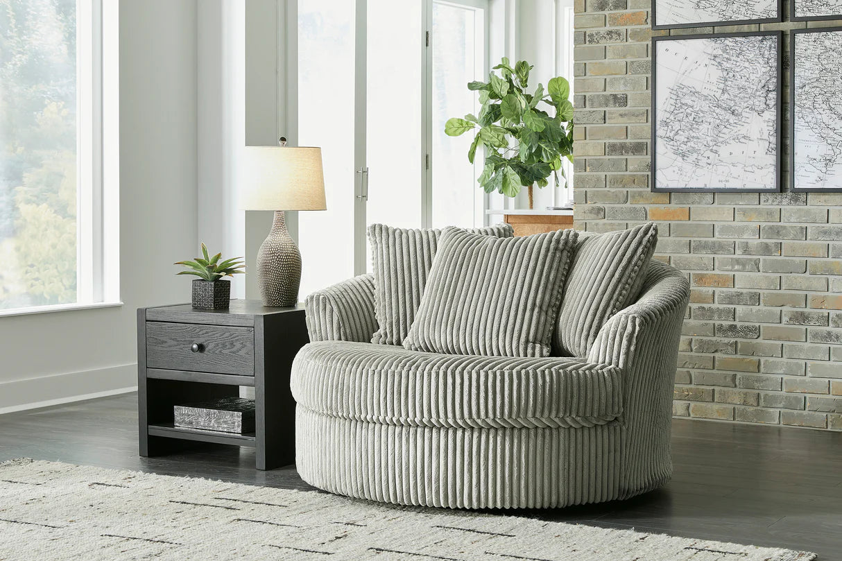 Lindyn 2-Pieces Sectional with Chaise