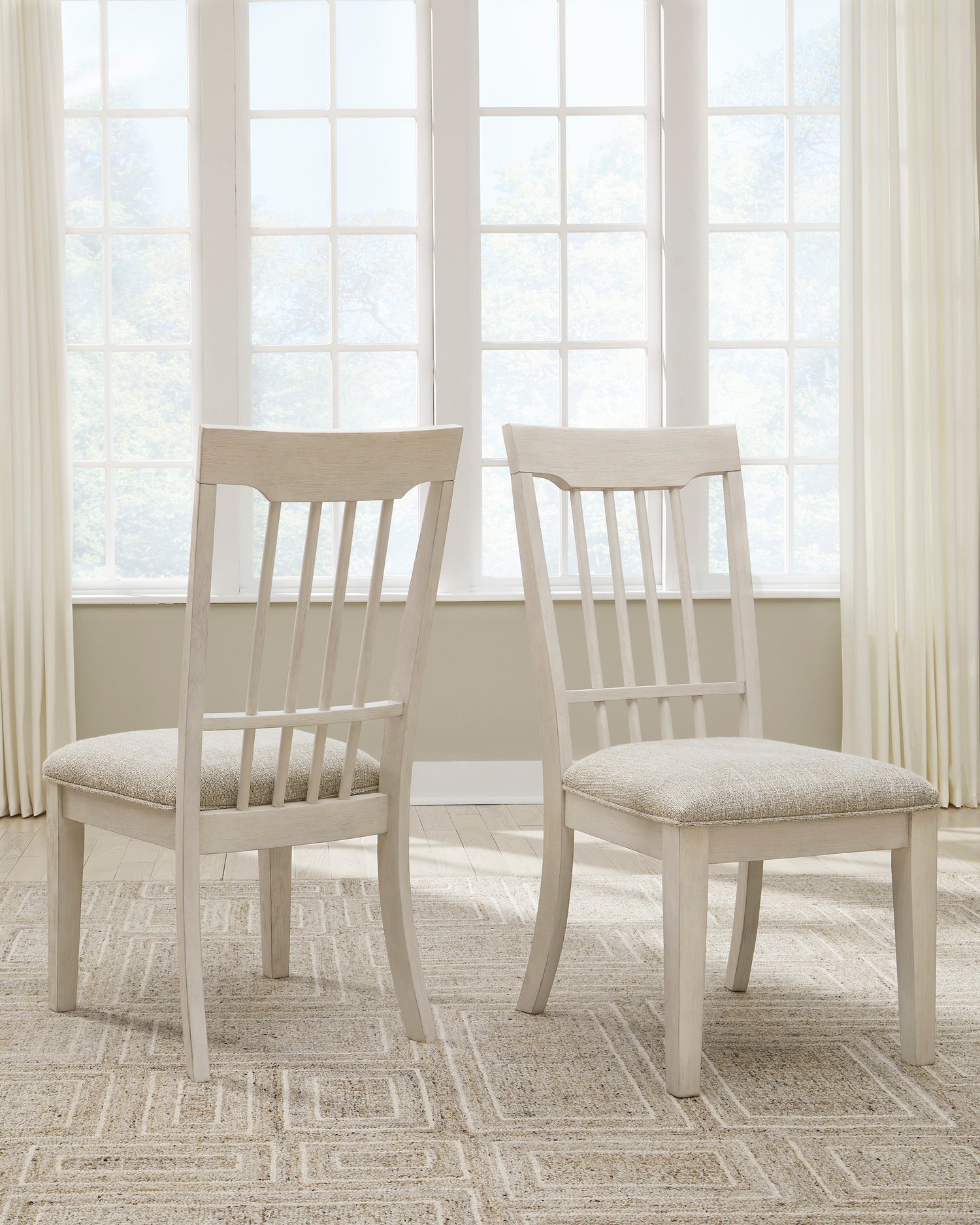 Mesa de comedor Shaybrock antigua en blanco y marrón con 6 sillas