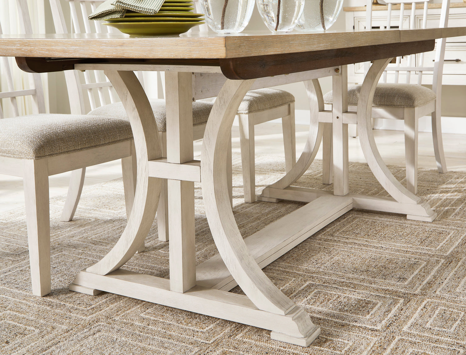 Mesa de comedor Shaybrock antigua en blanco y marrón con 6 sillas