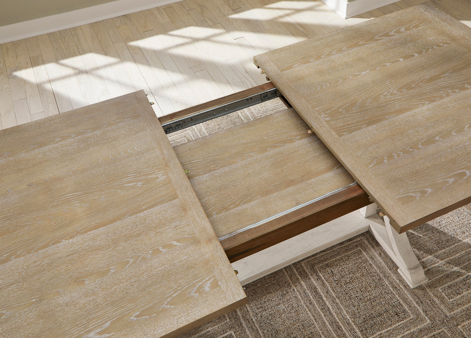 Mesa de comedor Shaybrock antigua en blanco y marrón con 6 sillas