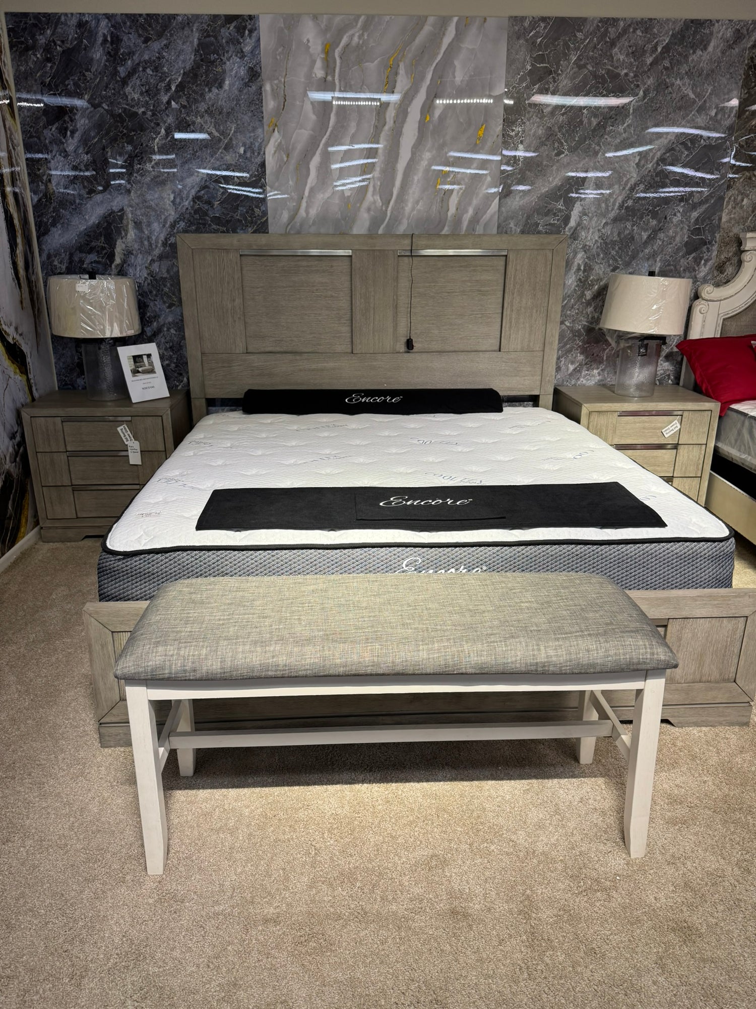 Cama King Kelis y 2 mesitas de noche