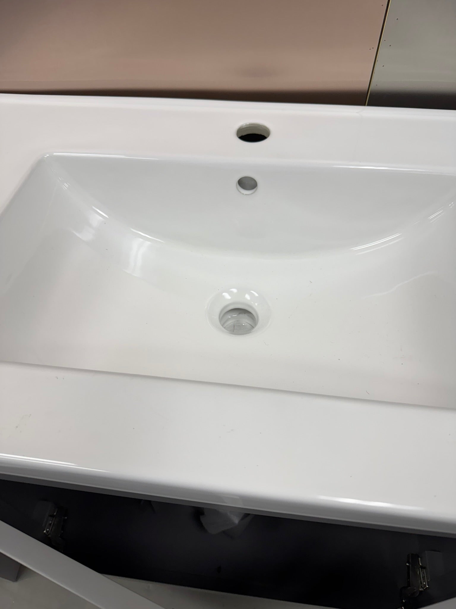 Tocador con lavabo individual de 30 pulgadas y encimera de cerámica