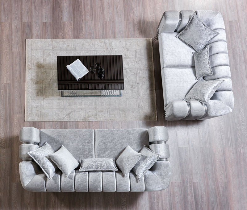 Sofá y loveseat de terciopelo plateado Santana