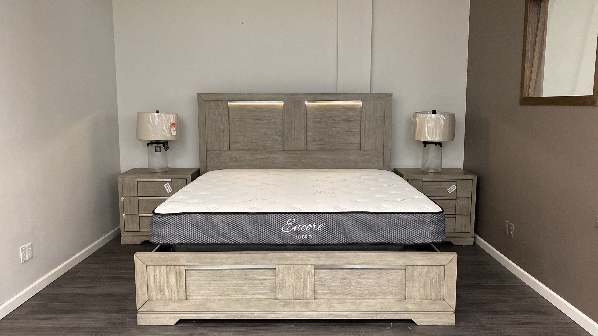 Cama King Kelis y 2 mesitas de noche