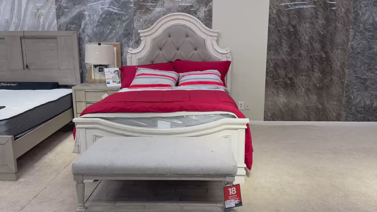 Cama Queen con paneles tapizados en blanco desportillado Realyn