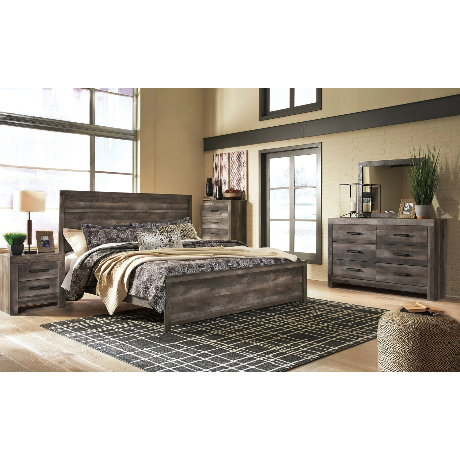 Wynnlow Queen Panel Bed with Mirrored Dresser