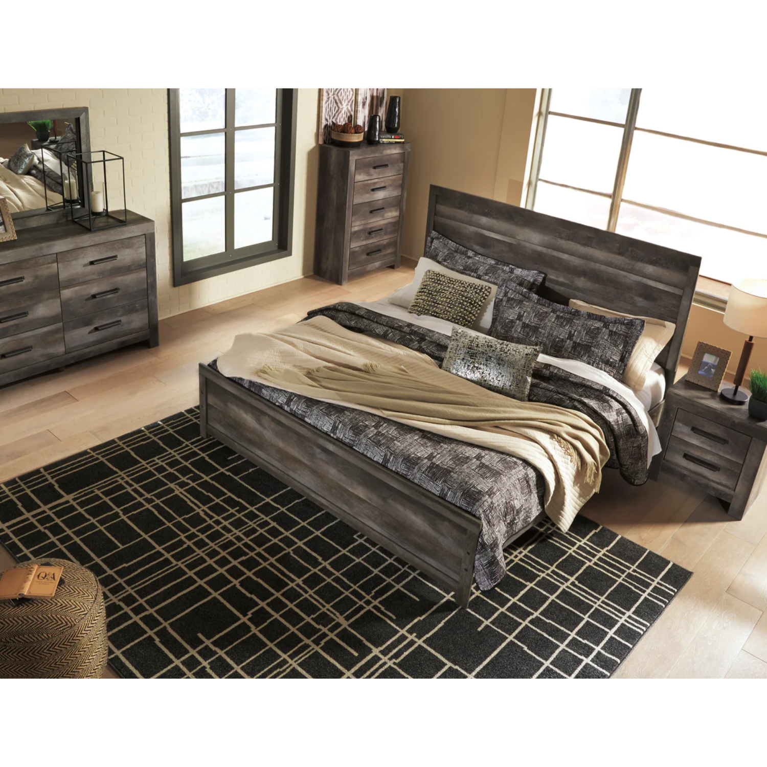 Wynnlow Queen Panel Bed with Mirrored Dresser