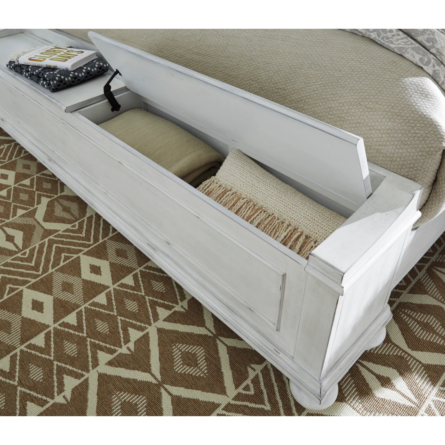 Kanwyn Whitewash Panel Storage Bedroom Set