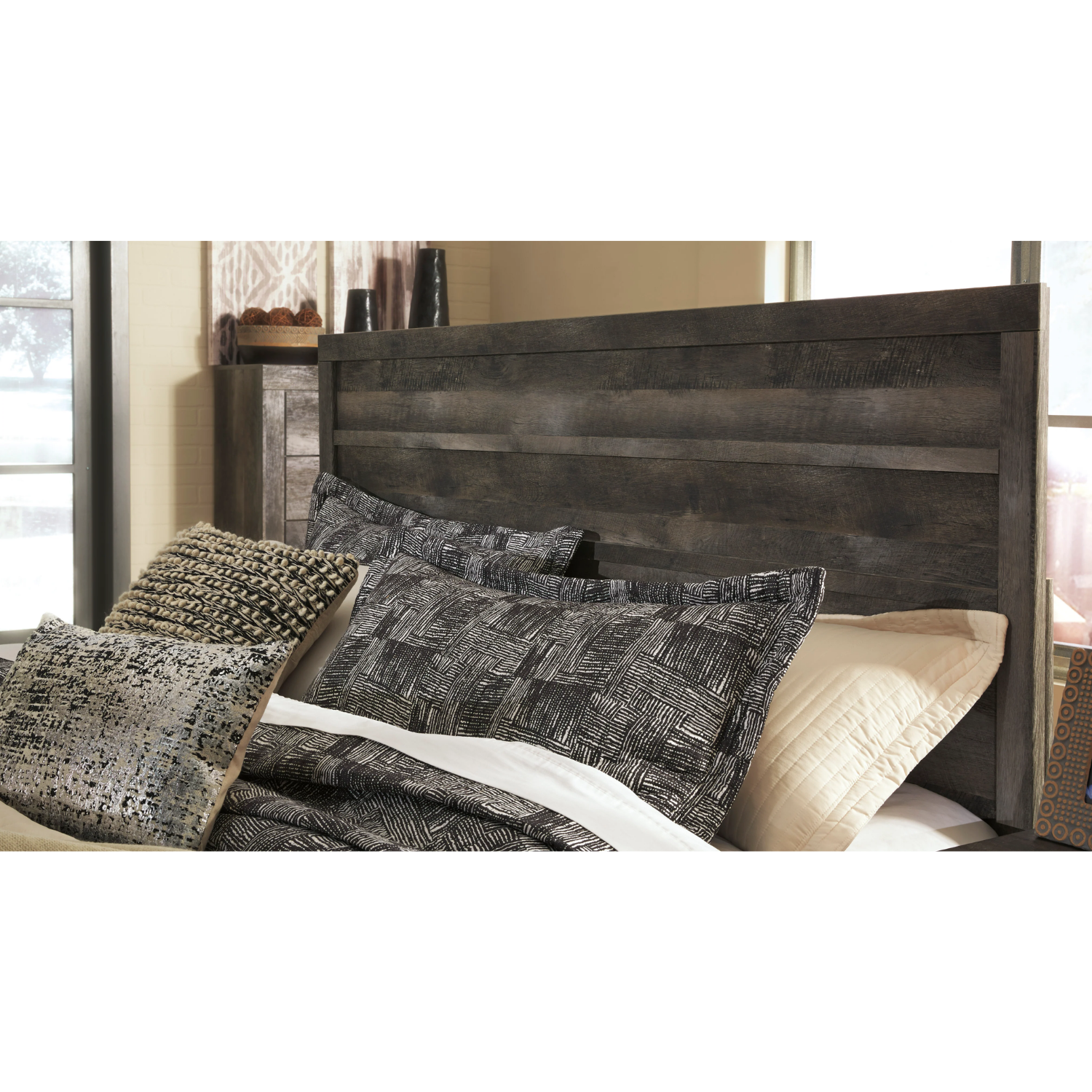 Wynnlow Queen Panel Bed with Mirrored Dresser