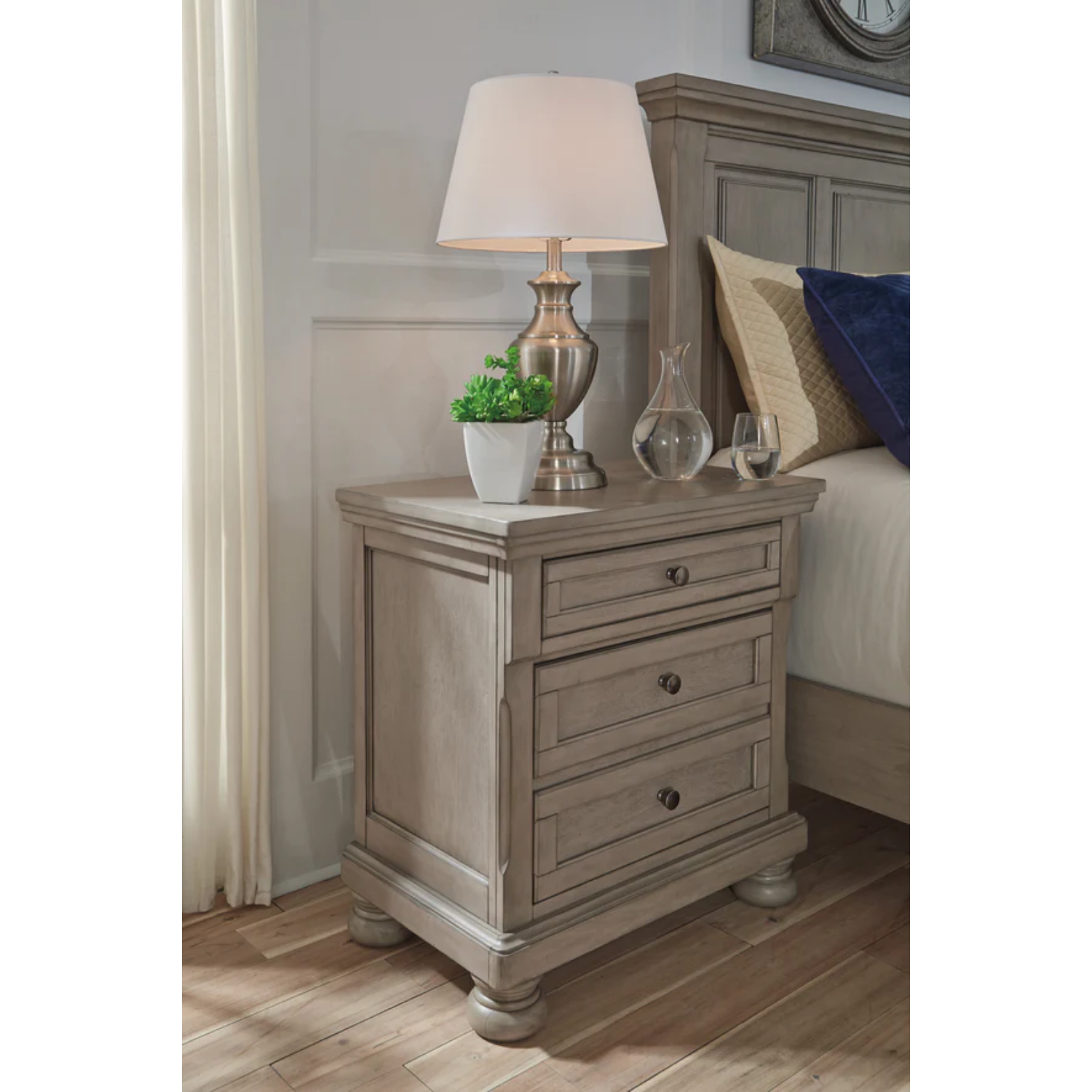 Lettner Light Gray Sleigh Platform Bedroom Set