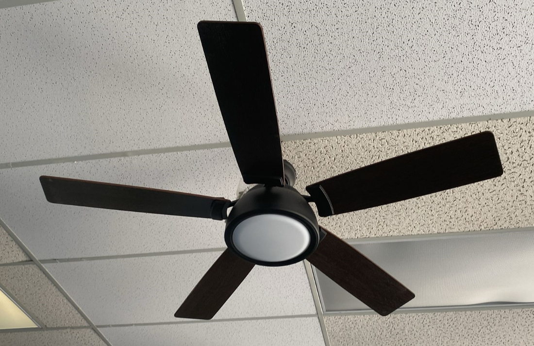 Potomac, ventilador de techo inteligente de estilo industrial de 52 pulgadas con luz, control remoto y aspas de doble acabado.