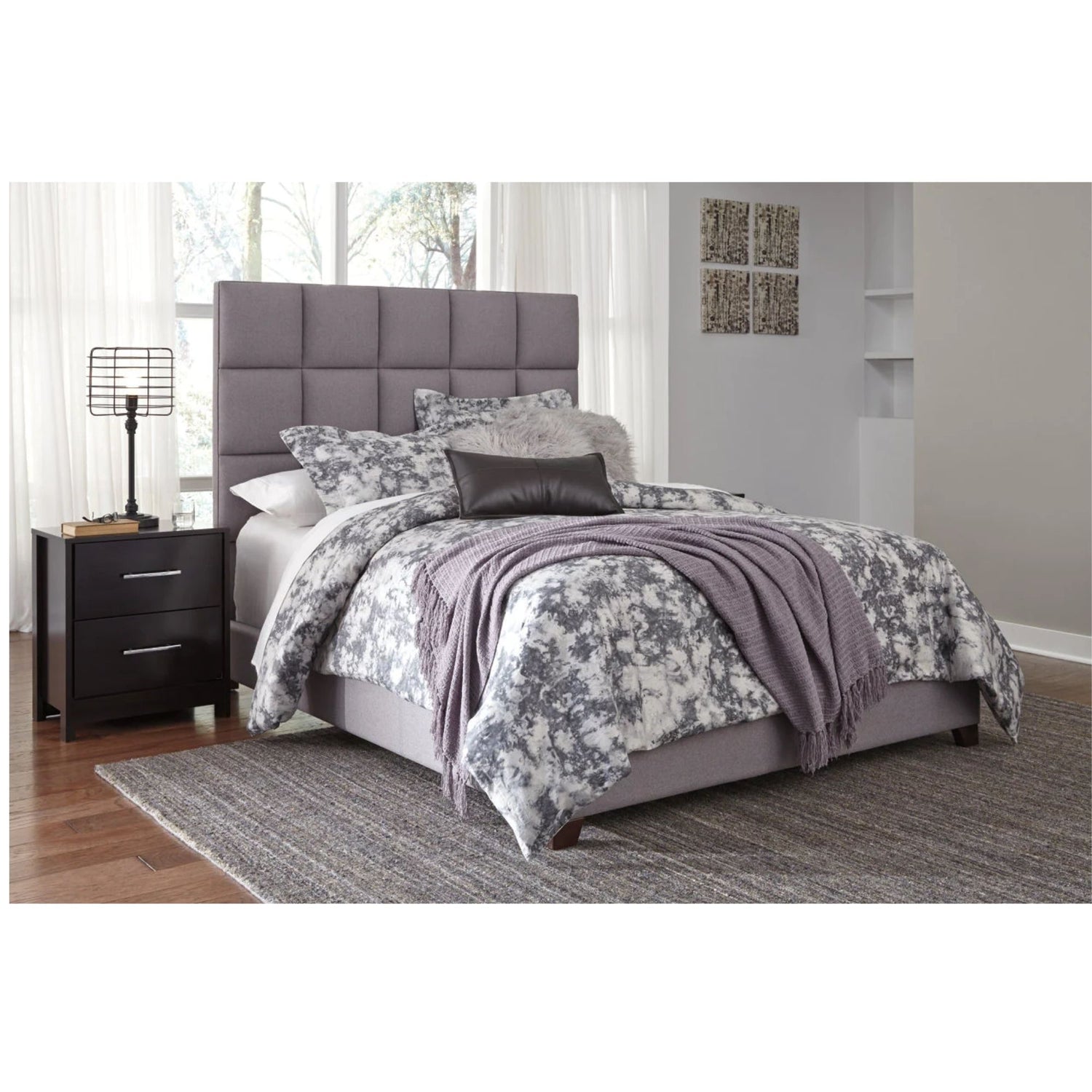Dolante Gray Queen Upholstered Bed