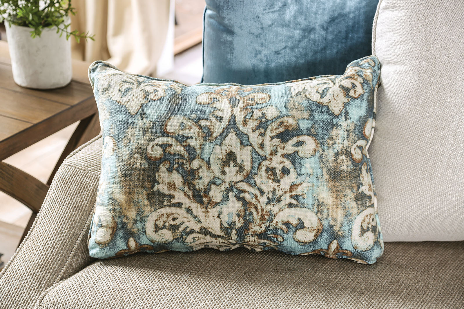 Catarina Modern Loveseat