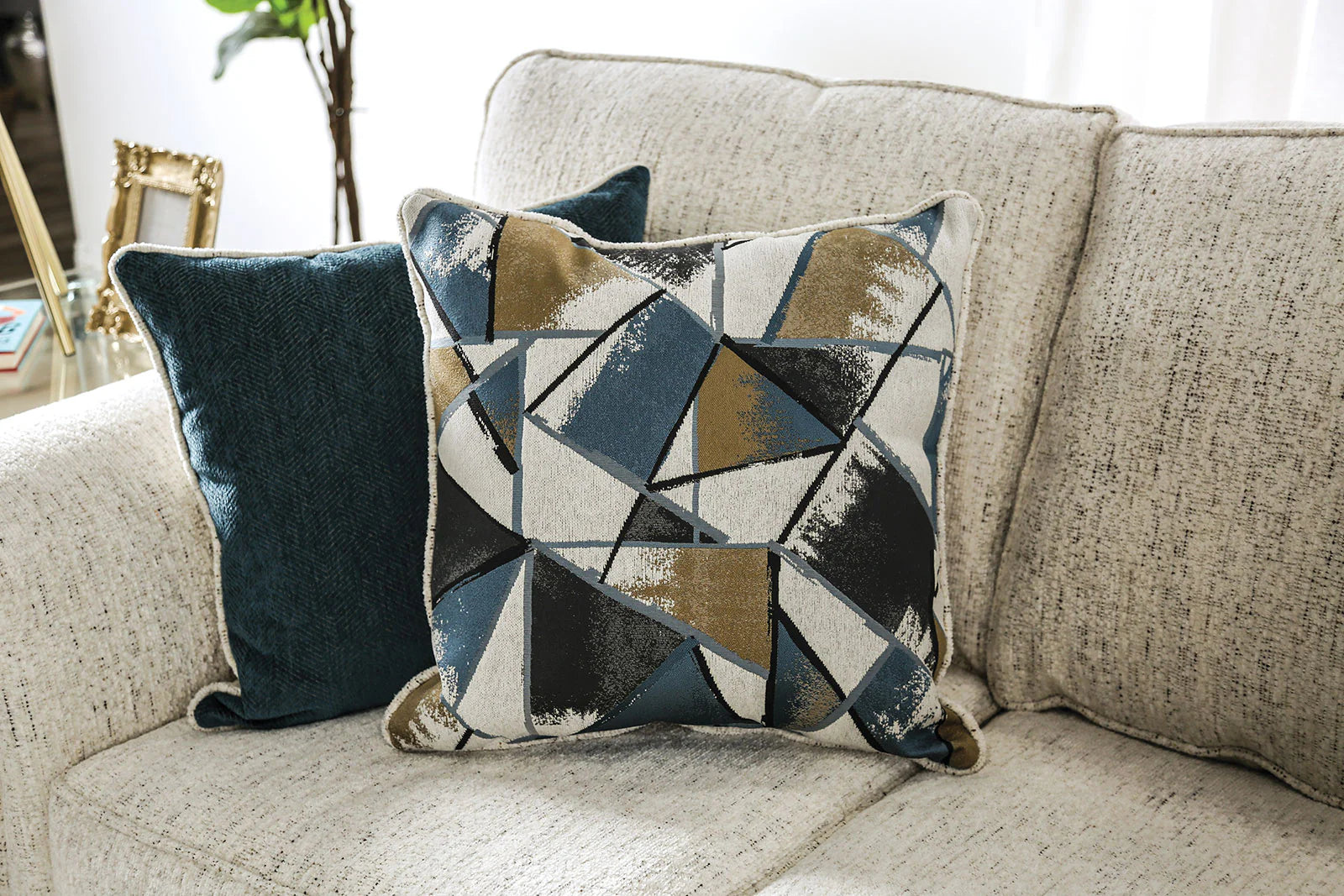 Delgada Transitional Living Room Set