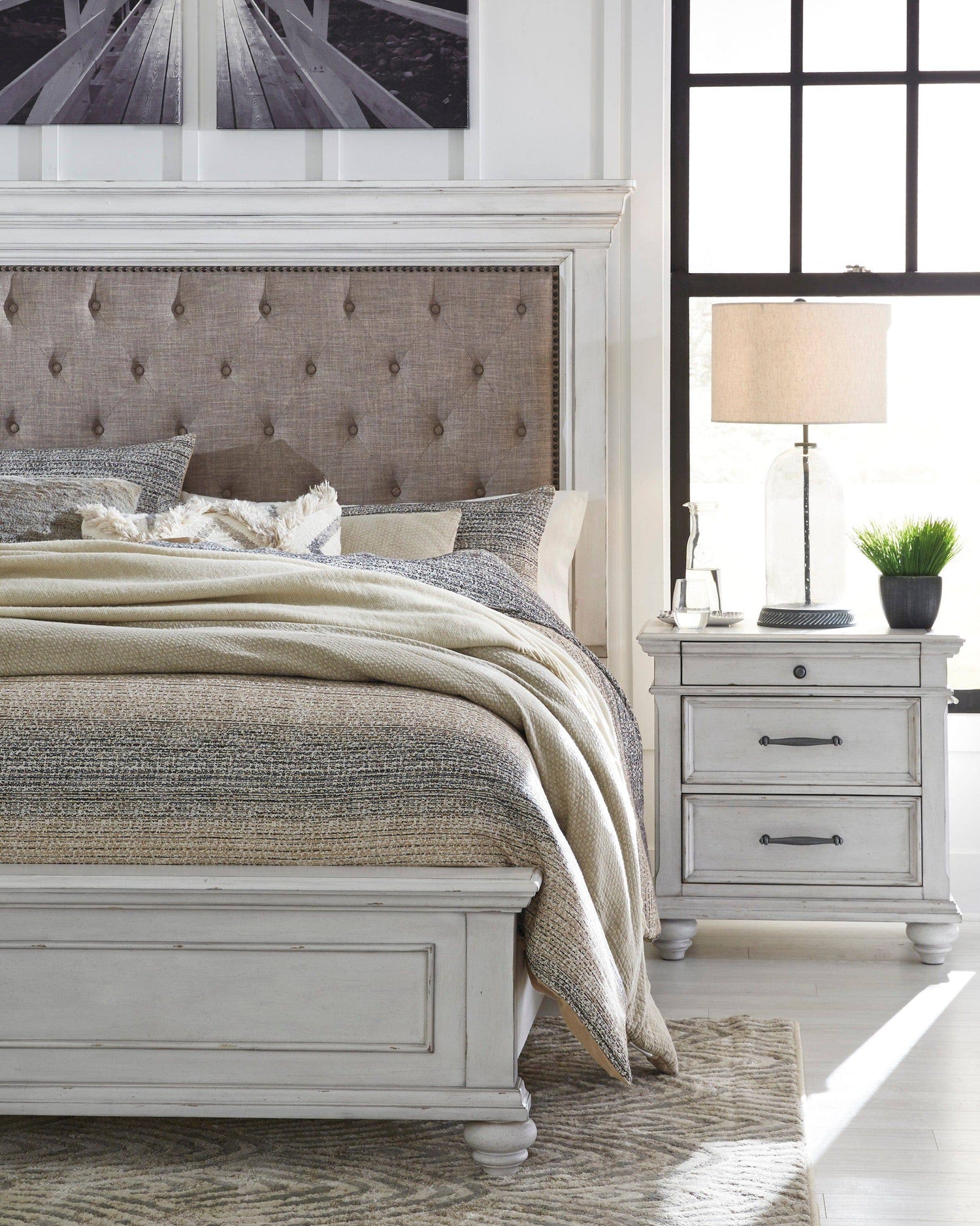Kanwyn Whitewash Upholstered Panel Bedroom Set