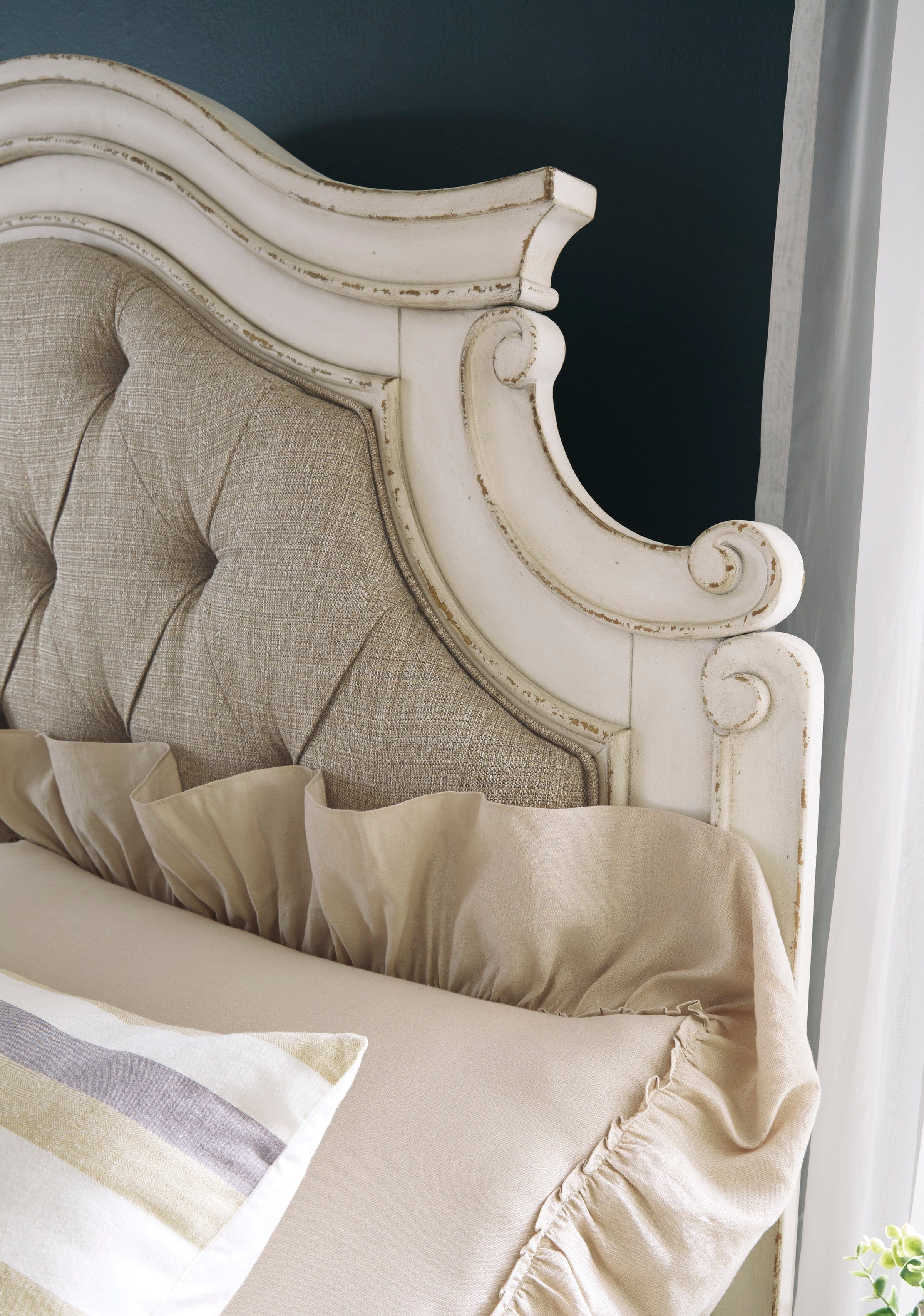 Realyn Chipped White Upholstered Panel Bedroom Set - Decohub Home