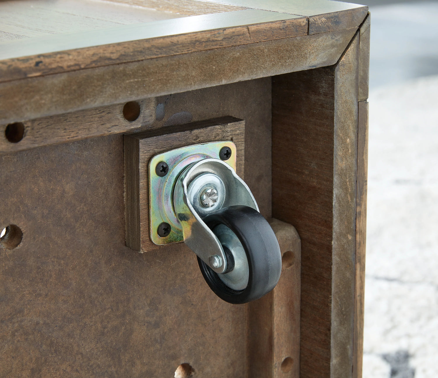 Boardernest Brown Coffee Table w/Stools
