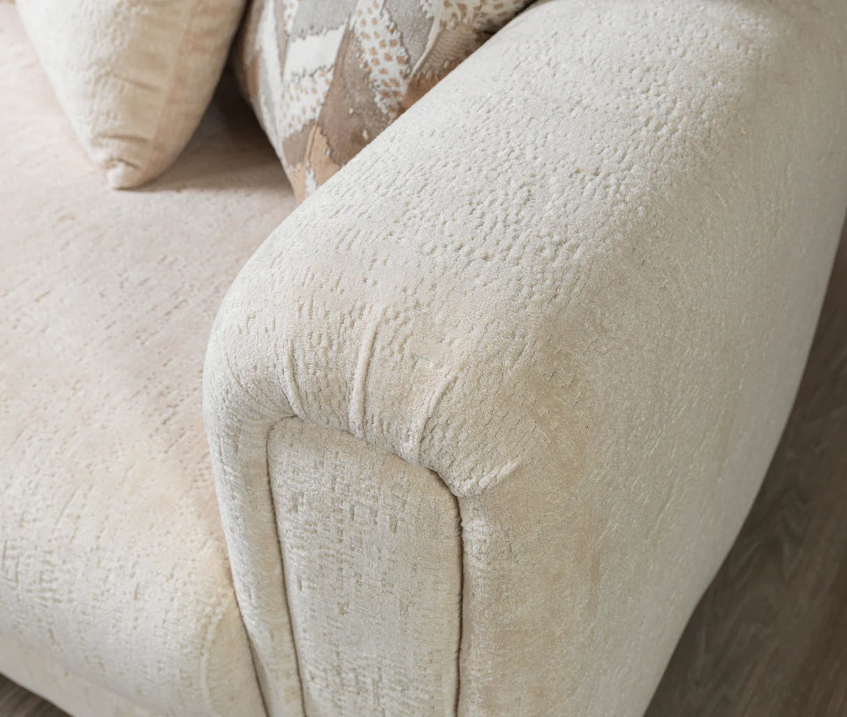 Sofá y loveseat de terciopelo marfil Helena