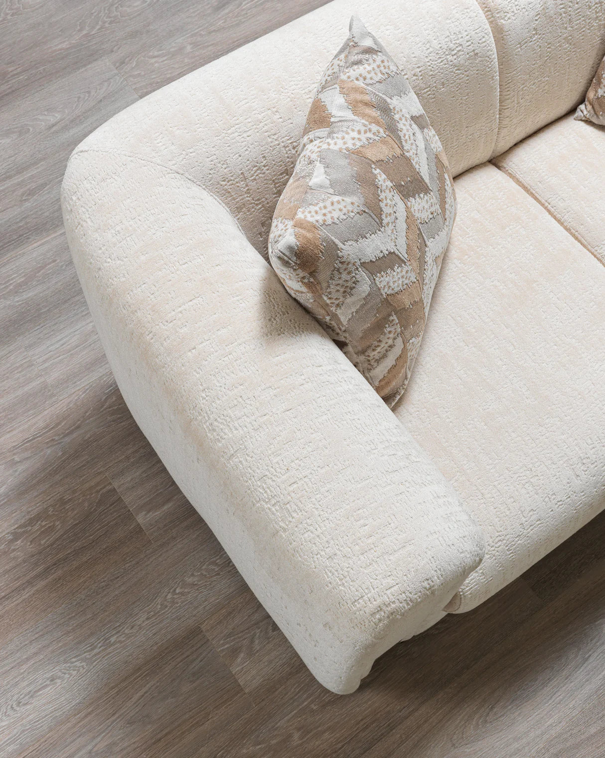 Sofá y loveseat de terciopelo marfil Helena