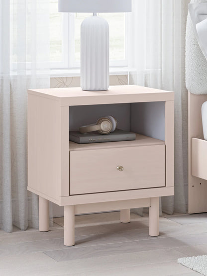 Juego de dormitorio juvenil con plataforma de almacenamiento tapizada en color rubor Wistenpine con 2 cajones